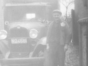 Hein Koreman bij wagen met kenteken N-24681 (bron: H. Ansems)