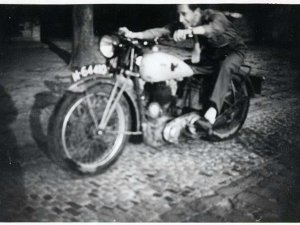 Joop Stakenberg op de motor van Martien Meulemeester uit Boekel, 1946 (bron: J. van Lankvelt)