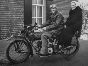 Johannes Sanner met moeder op de Indian (bron: particuliere collectie)