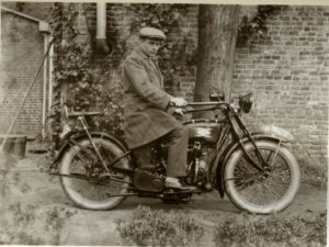 Excelsior motor met kenteken N-10072 (bron: Heemkundekring De Ketsheuvel)