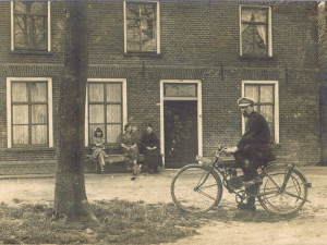 Nol van Boekel op motorfiets (foto: B. Geerts)