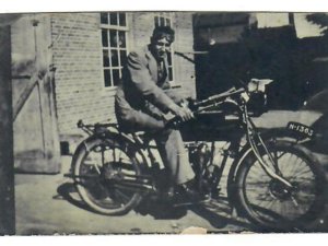 Foto 1: 1000 cc Indian uit ca. 1915, met kenteken N-1363 (bron: J. van de Ven)
