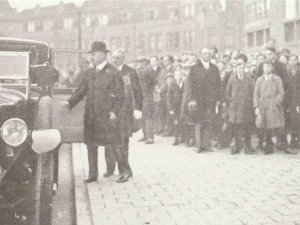Prins Hendrik arriveert in Den Bosch, 1927. De auto is een Panhard et Levassor (Bron: collectie Erfgoed 's-Hertogenbosch)