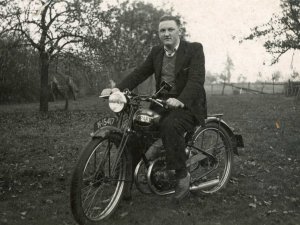 Martien Laurenssen op Sparta motorfiets (foto: Piet Huvenaars)