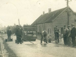 Asfalteren in Oost- of in West-Brabant? (bron: collectie Marc van der Steen)