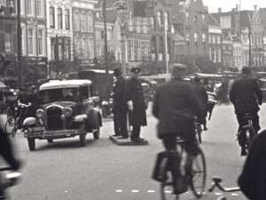Ford (film: C. van der Mey, Verkeersfilm, 1934 (© GAVA). Bron: Groninger Archieven)