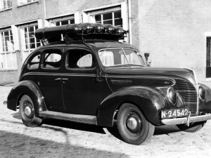 Wagen met kenteken N-24542 (Ford V8, 1939) met gasflessen op het dak (bron: J. de Vries)