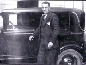 Piet Riijackers poseert in 1932 bij zijn Chevrolet (bron: Bedrijvig Oeffelt, blz. 412)