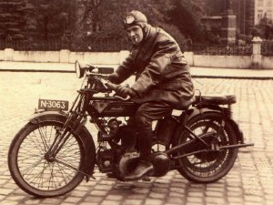 Foto 1: Lambert Moonen op de motor, kenteken N-3063 (foto: collectie W. Thijssen))