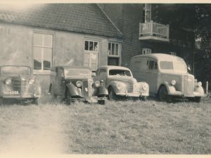 Wagens bij het pand van Poels, bij het station van Vierlingsbeek (foto: Stichting De Oude Schoenendoos, Vierlingsbeek)