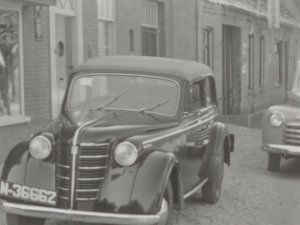 Opel (Bron: Familiefilm Manders, BHIC filmnr. Manders-15 (via BrabantinBeelden) op 9:11)