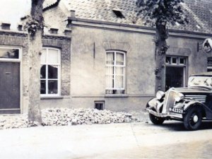 Foto 1: N-42329 voor de winkel van Bertje Zomers aan de Marktstraat te Uden (foto: M. Verbucken)