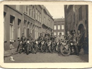 BMC, 1937. Derde van rechts J. v.d. Ven (bron: collectie Nico van Gool en Thea van Gool-Geertzen)