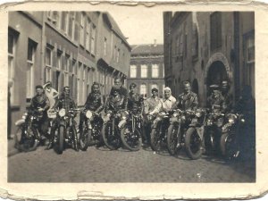 BMC, 1937. Geheel rechts de motor van S. Cohen (bron: collectie Nico van Gool en Thea van Gool-Geertzen)