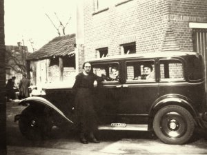 Jo, Ria en Anneke de Weert-van Beurden bij de auto (collectie Richard de Weert)