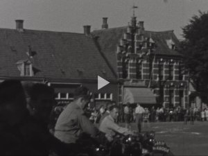 In de eerste helft van de jaren '50 van de vorige eeuw werd een behendigheidswedstrijd gehouden op de Heuvel in Oss. Daarvan werden filmopnamen gemaakt. De foto's zijn beeldjes uit deze film.  Bron: collectie Stadsarchief Oss, film nr. BBC-00093 op 4:19