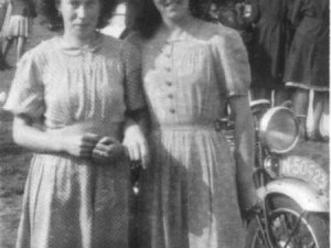 Foto 1: N-50423 - 1947 Kermis te Made, links Tonnie van de Velden, rechts Dina van Dongen (foto: collectie W. van Gils)