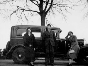 Alfred en Ria de Weert-van Beurden en Jo van Beurden bij de Chevrolet (collectie Richard de Weert)