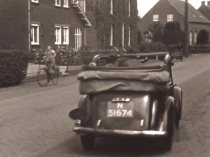 Skoda Popular (Bron: Familiefilm Manders, BHIC filmnr. Manders-15 [via BrabantinBeelden] op 15:05)