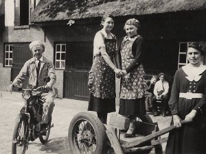 "Anna, Wies en Miet Kerkhof met de handkar" (Bron: Origines Becanae; www.janvanhelvoirt.nl)