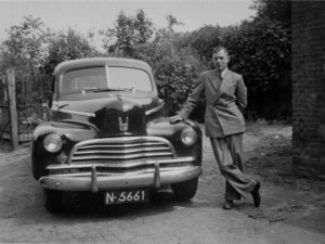 Fried de Leijer bij de Chevrolet Stylemaster van zijn vader (collectie Harrie de Leijer)