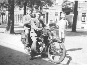 Motorfiets met kenteken N-61059 (foto: collectie Frank Pluim)