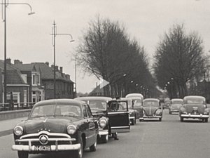 Ford (Bron: film Zoektocht naar een nieuw klooster: vertrek van Breda naar Heesch. Collectie Erfgoedcentrum Nederlands Kloosterleven via BrabantinBeelden, op 03:18)