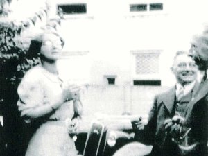 Pieter Vermeer (uiterst rechts) en zijn Studebaker (bron: J. v.d. Loo, De vooroorlogse autogeschiedenis van Udenhout)