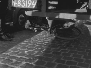 Ongeval in (vermoedelijk) 1956. Scan contactafdruk collectie Hans Chabot, Stadsarchief Breda