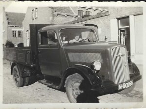 Opel vrachtwagen (Bron: collectie Heemkundekring "Willem van Strijen", Zevenbergen)