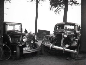 Oldsmobile (rechts; foto: Schmidlin. Bron: Regionaal Archief Tilburg)