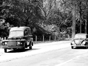 Ford F1 en Volkswagen (bron: particuliere collectie)