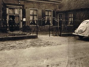 Opel Kapitän met kenteken N-29131 op Heuvelplein te Beek en Donk (bron: HKK De Lange Vonder, Beek en Donk)
