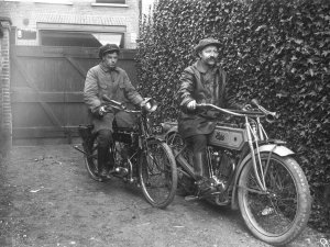 Sun met 269 cc Villiers tweetaktblok en een Pope met 1000 cc kopklep V-twin