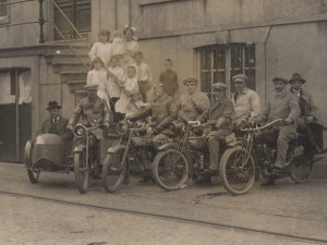 Drie Harley Davidsons en een Indian PowerPlus.