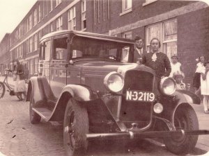 Trots poseren bij de auto [aanvulling: Pontiac ; zie reactie hieronder. Redactie](foto: Collectie J.M. Selders-Kamp)
