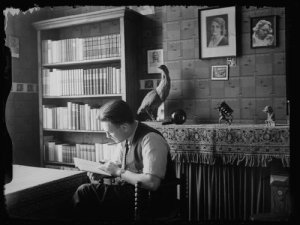 Werkkamer van dokter Bogers en dokter Ensink in Huize De Vijfsprong, De Beeklaan 1, Halsteren. (foto: Rinus Moerbeek. Bron: collectie Heemkundekring Halchterth)