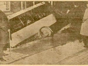 Bus te water (bron: Eindh. Dagblad, 23 apr. 1924)