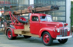 Ford G8T bij het museum (coll. H. Nieman)