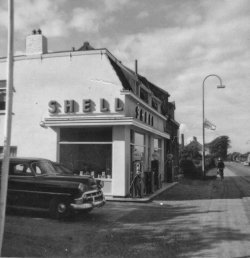 Garagebedrijf van Alfred de Weert, Halsterseweg D25, later 110