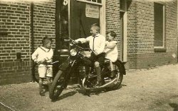 De kinderen Verbruggen bij de garage
