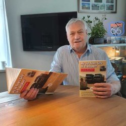 Rinus Rynart met het boek