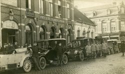 Bij garage Knegtel in Tilburg gevorderde auto’s voor de generale staf, staande voor hotel de Gouden Zwaan aan de Heuvel.