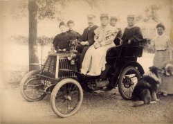 Sjef Schoenmakers met zussen en nichten, 1915 (Collectie Stg. Uden-archief van Bressers) 