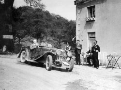 Plaats onbekend, jaren '30. Carol Schade en Jan Erens in de Wolseley. (Collectie E. Schade)