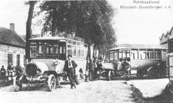 De twee NAG-bussen voor het station