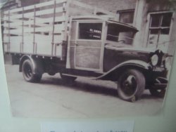 Een auto met het Utrechtse nummer L-21860 voor het bedrijf