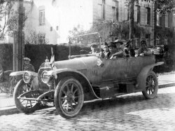 1919 - De heer Anton Fens rechts aan het stuur, enkele padvinders van groep 1 en Frits Philips achterin  (Ad van Best, Archief Scouting Stratum/ Groep Een Hopman Fens)
