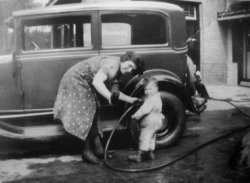De vrouw van Frans en zoon Eddy bij een auto