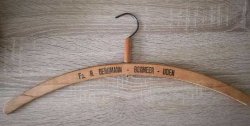 Kledinghanger met opdruk van de firma